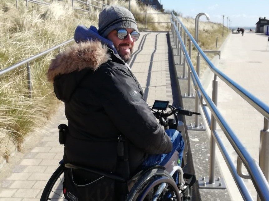 Person im Rollstuhl am Strand
