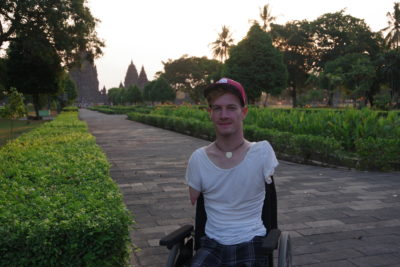 Janis McDavid in seinem Invacare Rollstuhl in Indonesien