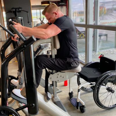 Sebastian ist mit seinem Rollstuhl im Fitnessstudio