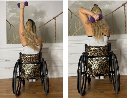 Eine junge Frau sitzt im Rollstuhl. Man sieht sie von hinten. Sie hat Hanteln in ihrer Hand und macht Übungen für ihren Trizeps.