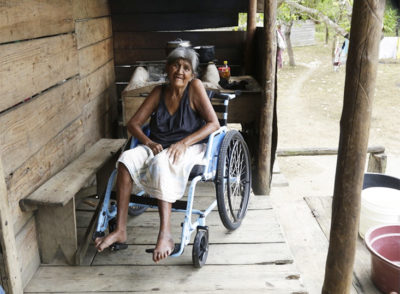 Eine ältere Dame sitz in einem Rollstuhl
